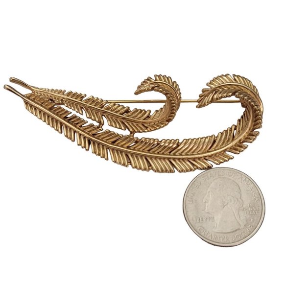 Trifari Crown Over T Gold Tone Chunk Feather Palm Leaves Brooch Pin, Signed E585 - Picture 9 of 11